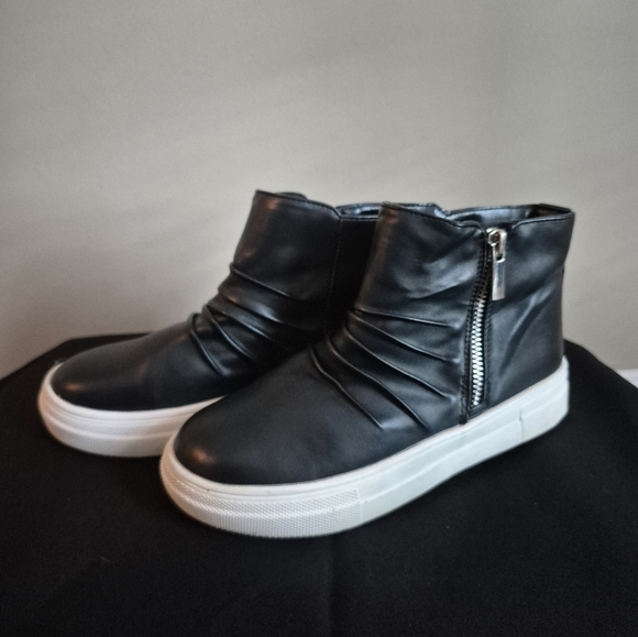 Shoes - Picture 4 of 4